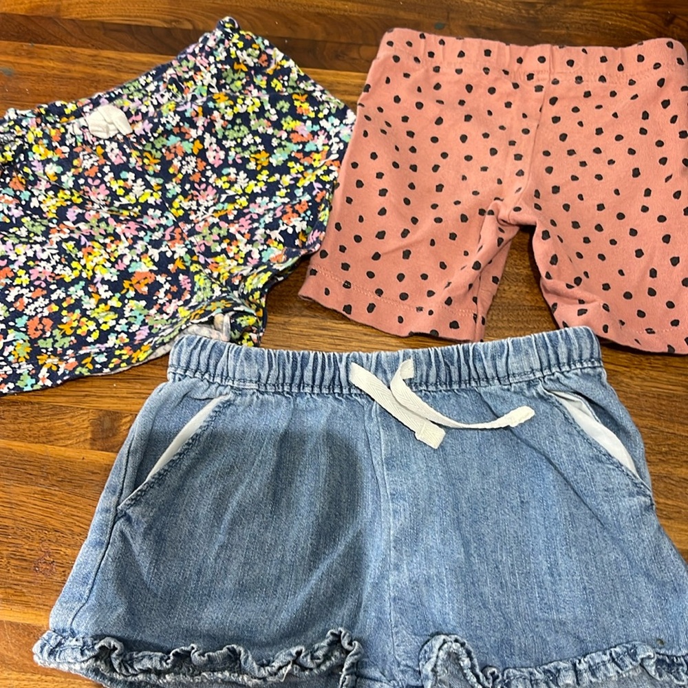 Lot of 18 month shorts carters & little star ⭐️ organics